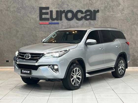 TOYOTA HILUX SW4 2.8 SRX 4X4 7 LUGARES 16V TURBO INTERCOOLER DIESEL 4P AUTOMÁTICO